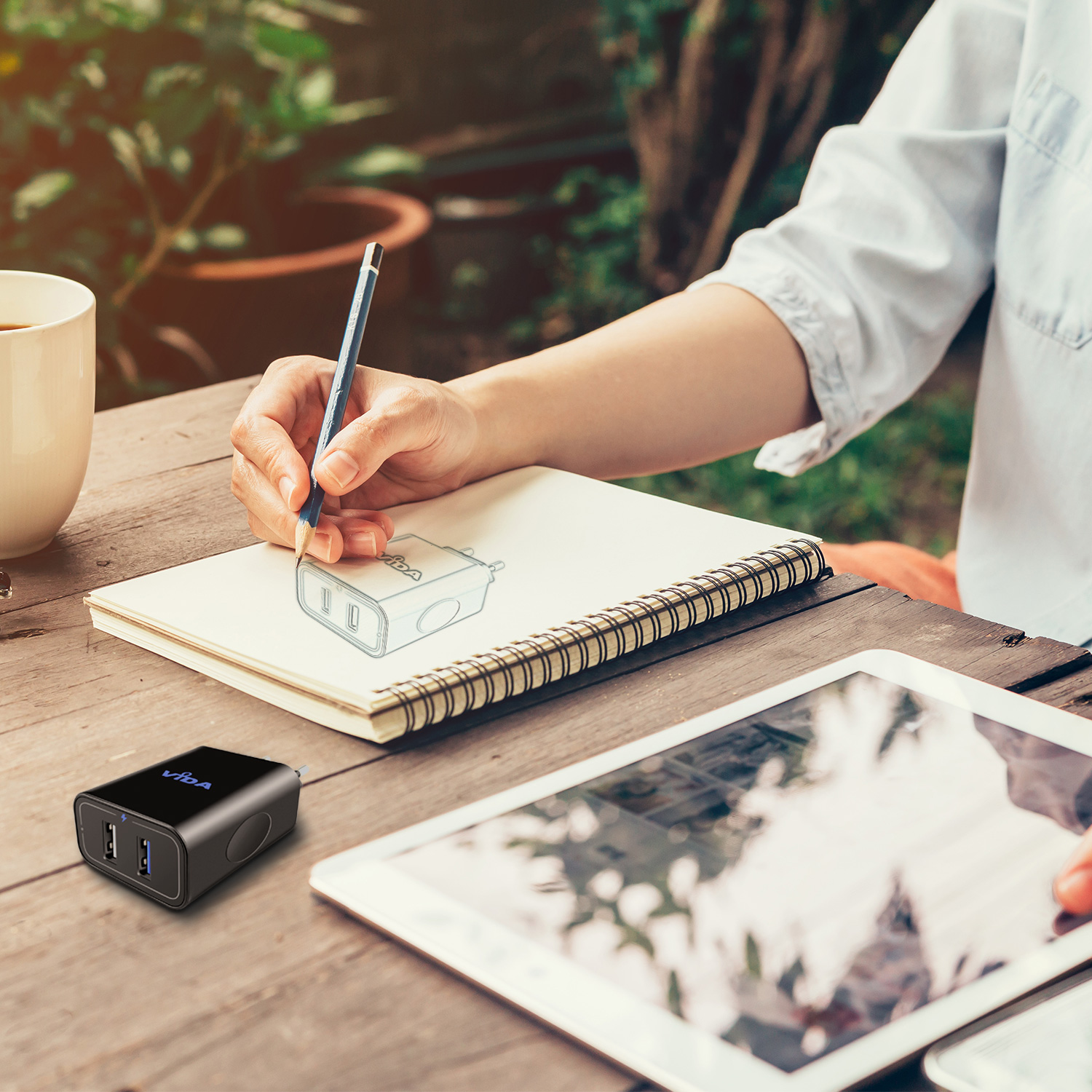 Vida IT VS1 Viaggi Super Veloce USB Caricabatterie a Parete EU Spina a Muro 2.4A con 1 metro di cavo Micro USB con adattatori USB Tipo C e iPhone-Lightning collegati